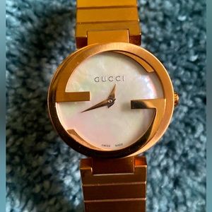Amazing Gucci gg mother of pearl watch in rose gold